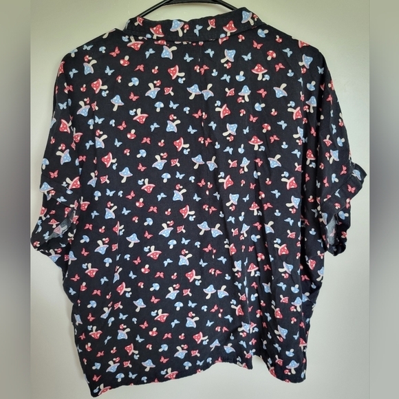 Hot Topic Mushroom Butterfly Woven Button-Up Top Size XL - Picture 4 of 6